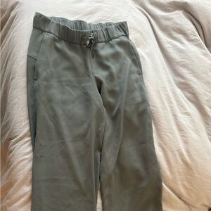 Lululemon green wide leg pant in 6